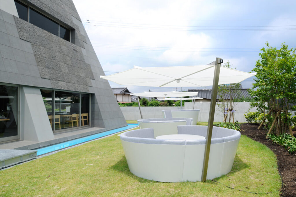 Extremis Kosmos tafel zit combinatie Dirk Wynants - Designverlichting en luxe tuinmeubels bij Paardekooper-Hulst. Gevestigd in Naarden-Vesting op het terrein van ’t Arsenaal van Jan des Bouvrie.