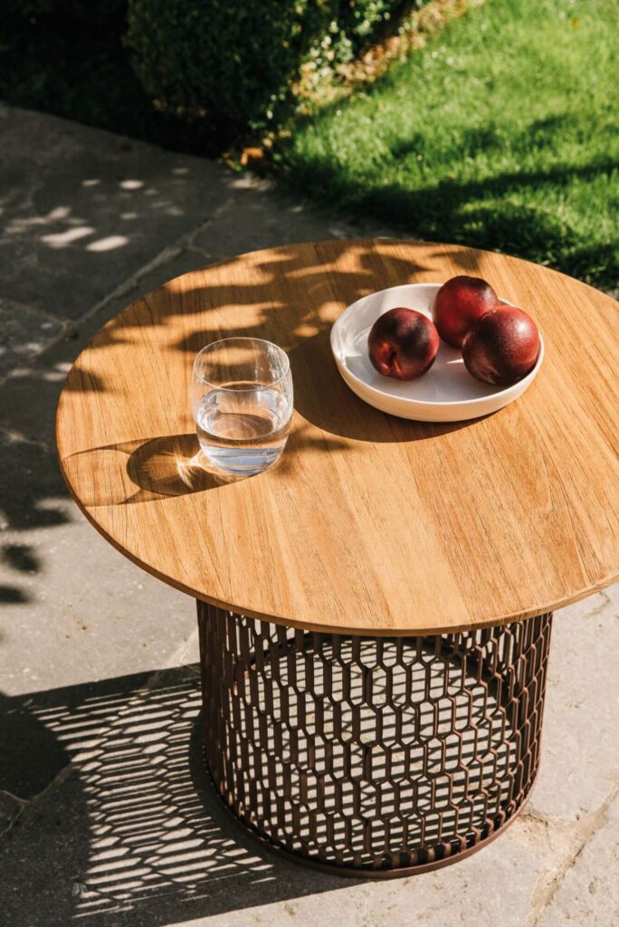 Kettal Mesh dining table - Designverlichting en luxe tuinmeubels bij Paardekooper-Hulst. Gevestigd in Naarden-Vesting op het terrein van ’t Arsenaal van Jan des Bouvrie.