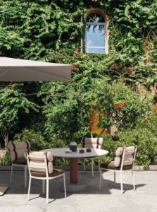Kettal Roll dining armchair - Designverlichting en luxe tuinmeubels bij Paardekooper-Hulst. Gevestigd in Naarden-Vesting op het terrein van ’t Arsenaal van Jan des Bouvrie.