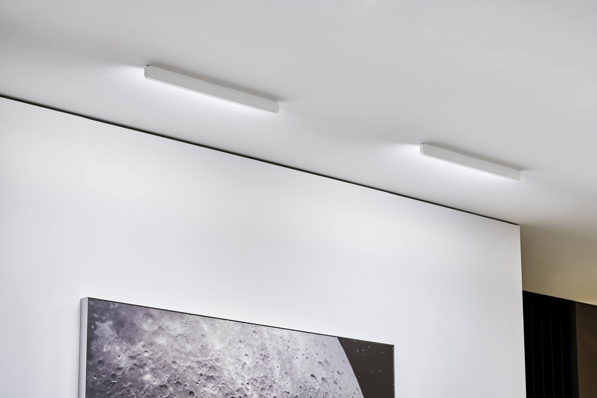 Occhio Mito alto Side plafondlamp wallwasher - Designverlichting en luxe tuinmeubels bij Paardekooper-Hulst. Gevestigd in Naarden-Vesting op het terrein van ’t Arsenaal van Jan des Bouvrie.