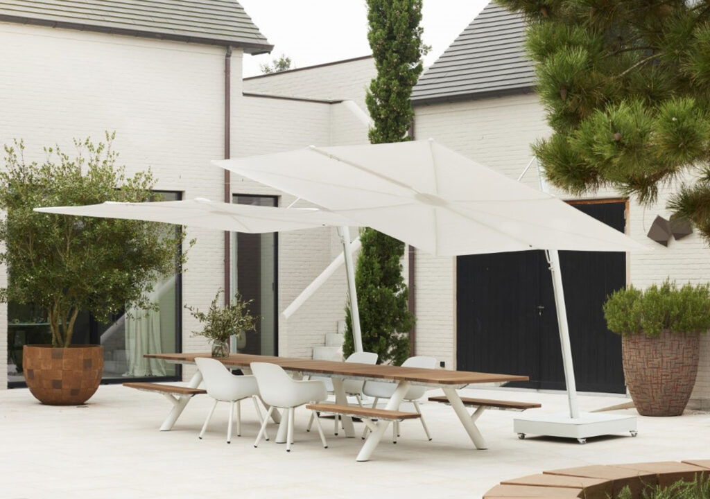 Extremis Outdoor Panigiri combo tafel buitentafel captainchairs Parasol Sensu
